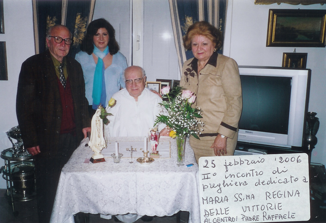 28/01/2006Nasce il gruppo di preghiera “Maria SS. Regina delle Vittorie” a Roma per la beatificazione di Nicola. Al centro padre Raffaele Maria Crivello dei Servi di Maria, alla sinistra di chi guarda la signora Antonella Gallo, capogruppo.